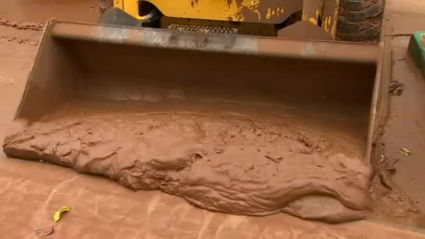 Máquina retirando barro en Almendralejo