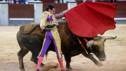  El diestro Emilio de Justo da un pase con la muleta en la plaza de toros de Las Ventas