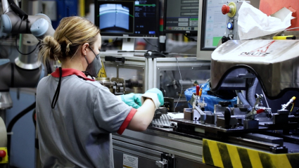 Veamos a una operaria trabajando "mano a mano" con un robot colaborativo en la fábrica Deutz Spain