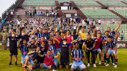 La plantilla del Coria celebra su triunfo en el Romano.