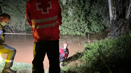 Momento en el que los servicios de emergencia rescataban a la víctima