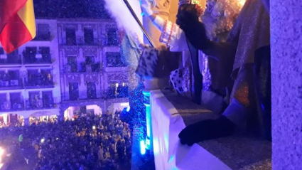 Sus Majestades, los Reyes Magos, saludan desde el balcón del consistorio placentino.