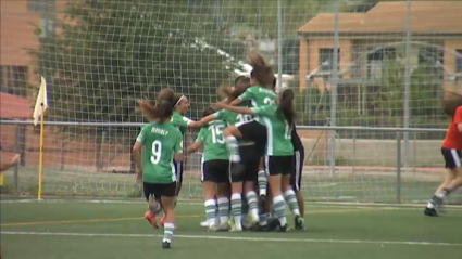 Las jugadoras del Cacereño Femenino celebran el gol de la victoria ante el Santa Teresa