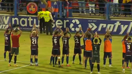 Los jugadores del Extremadura celebran con los aficionados la victoria ante el Valladolid Promesas