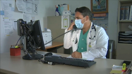 Un médico atiende una consulta por teléfono