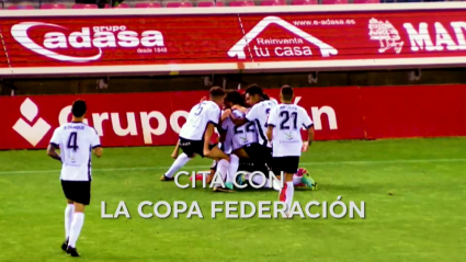 El equipo emeritense celebrando el gol de la victoria ante el Numancia