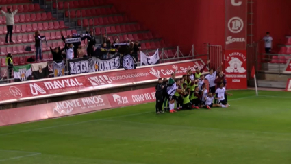 La plantilla del Mérida celebra la victoria con los aficionados desplazados a Los Pajaritos