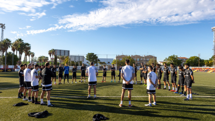 Los jugadores del Montijo escuchando a su técnico, Juan Marrero.