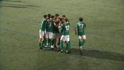 Los jugadores del Moralo celebran el gol de Fran Segura ante el Tenisca