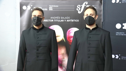 Dos músicos de la OEX posan con el nuevo uniforme 