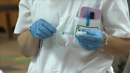 Una enfermera prepara la vacuna contra el COVID-19