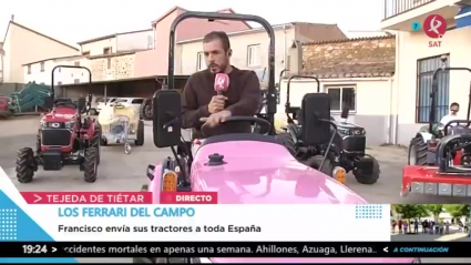 Un tractor rosa en Feria
