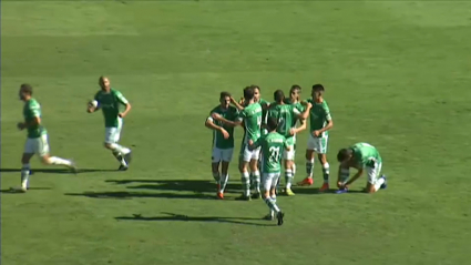 Los jugadores del Cacereño celebran el gol de Rubén Solano ante el San Roque de Lepe
