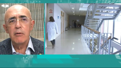 El presidente del Colegio de Médicos de Cáceres, Carlos Arjona, en una entrevista en Canal Extremadura