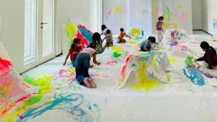 Niños participando en un taller en el Museo Helga de Alvear