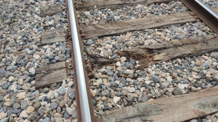 Imagen de las deterioradas traviesas de madera en el tramo Brazatortas-Guadalmez