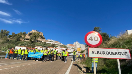 Los trabajadores del ayuntamiento de Alburquerque protestando hoy por el impago de sus nóminas