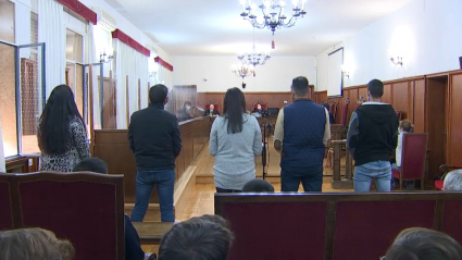 Imagen de los 5 miembros de la banda durante el juicio