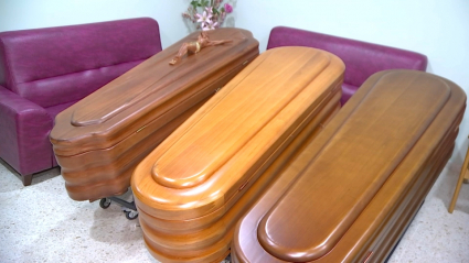 Diversos féretros en una funeraria