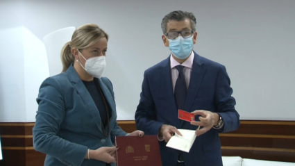 El fiscal superior de Extremadura junto a la presidenta de la Asamblea 