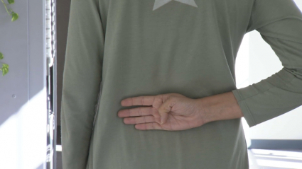 Imagen del pulgar flexionado para alertar de un caso de violencia de género