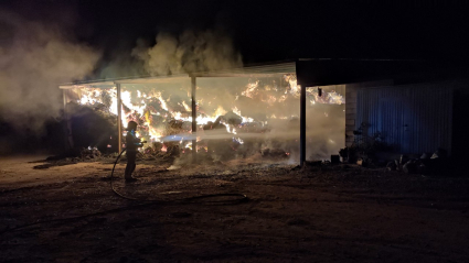 Incendio en naves ganaderas de Aceituna