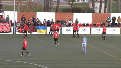 Los jugadores del Montijo celebran el gol de Matute ante el Coria