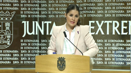 La portavoz de la Junta de Extremadura, Isabel Gil Rosiña, en rueda de prensa