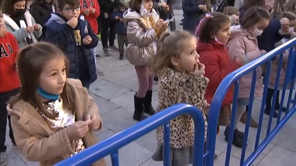 Niños pacenses comiendo las 12 gominolas de la Nochevieja Infantil