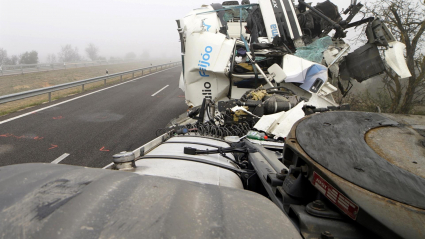 Un accidente de tráfico múltiple entre una veintena de vehículos ocurrido esta madrugada en la autopista AP-2 a la altura del municipio de Castelldans (Lleida), ha provocado el fallecimiento de tres personas -una menor de edad- y nueve heridas, una de ellas también menor de edad que se encuentra en estado crítico.