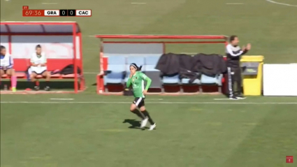 Bárbara Santibáñez saltando al césped en Granada
