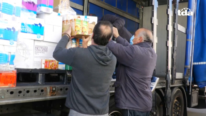 Entrega de los alimentos donados por los trabajadores de Pinto a los de Alburquerque