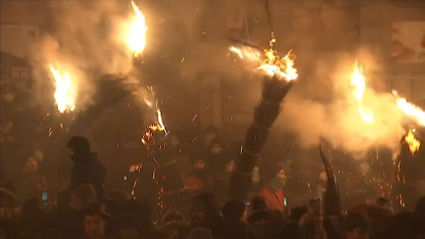 Escobones ardiendo en la Plaza Mayor de Jarandilla