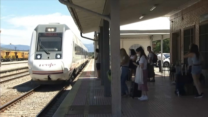 Pasajeros esperando al tren en la estación de Monfragüe