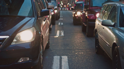 coches pa0rados en vía urbana