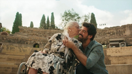 Miguel Ángel Muñoz junto a su tata en el Teatro Romano de Mérida