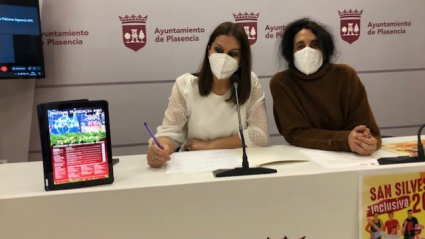 Las concejalas Maite Díaz e Isa Blanco presentan la cabalgata de Reyes Magos.