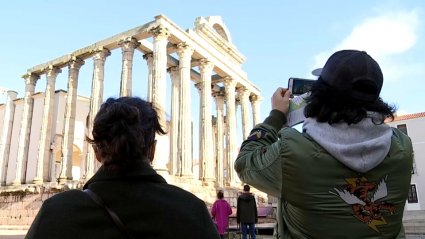 Turistas fotografiando el Templo de Diana