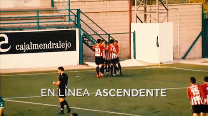 Los jugadores del Azuaga celebran un gol esta temporada en el feudo del Moralo