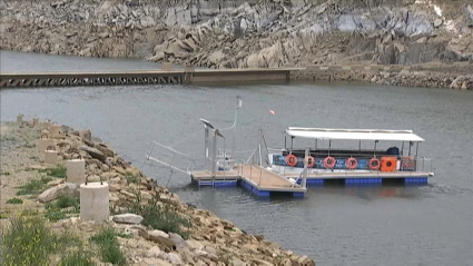 El barco turístico de Serradilla, varado por la situación del embalse