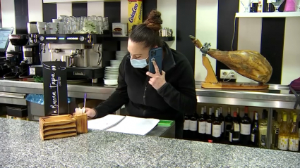 María Gil, en su restaurante de Mérida, anulando una reserva.