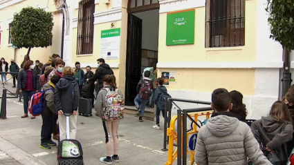 Alumnos de Primaria entrando en el colegio