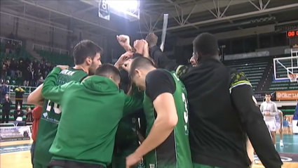 Los jugadores del Cáceres celebran la victoria ante el Valladolid