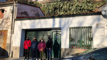 La familia Hernández Merideño delante de su casa en San Lázaro.