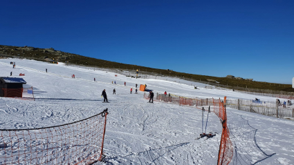 Esquiadores disfrutando de la nieve en La Covatilla