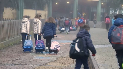 Alumnos entrando en un colegio tras las navidades