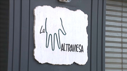 Cartel en la fachada del restaurante La Maltraviesa de Cáceres