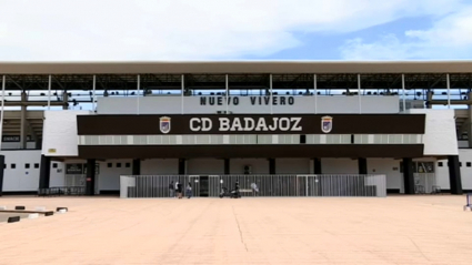 Fachada de la tribuna principal del estadio Nuevo Vivero de Badajoz