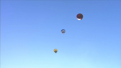 Los Reyes Magos sobrevolando Cáceres en globo