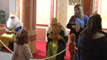 Los Reyes Magos escuchan las peticiones de los niños en Mérida